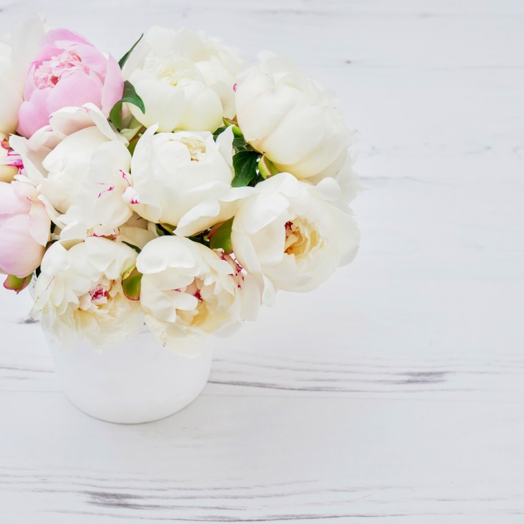 Цветы пионы в вазе