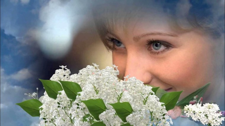 Девушка с белой сиренью