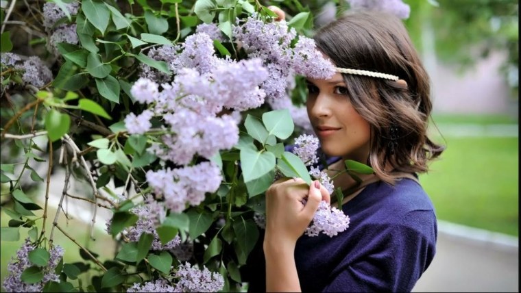 Женщина с букетом сирени