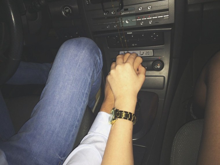 Рука в руке в авто