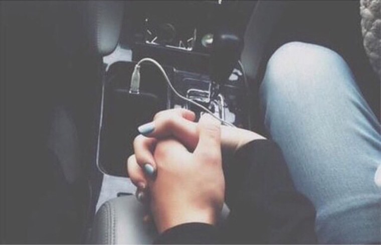 Пары руки вместе в машине