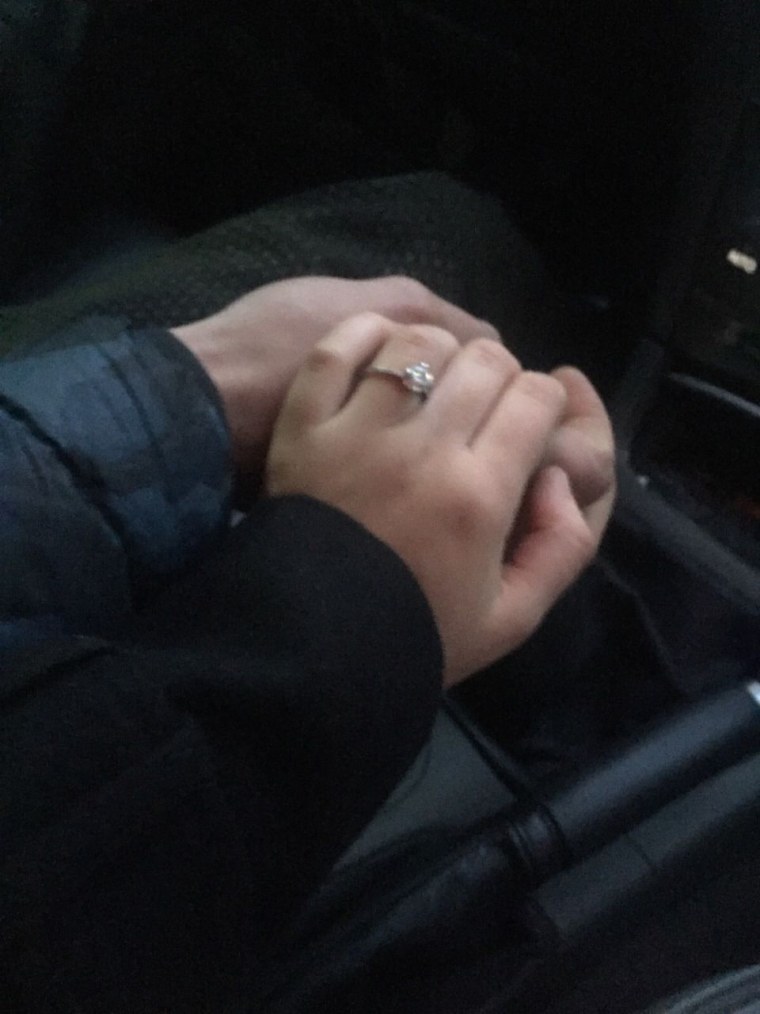 Держаться за руки в машине зимой ночью