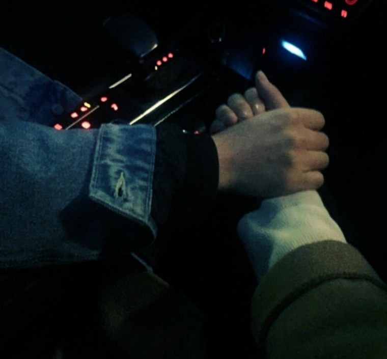 Рука в руке в машине ночью