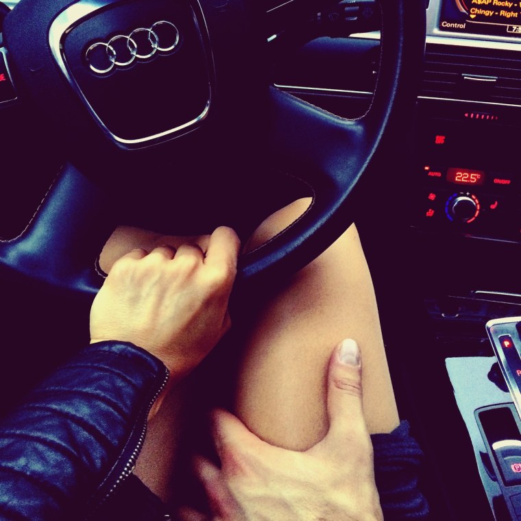 За руки в машине