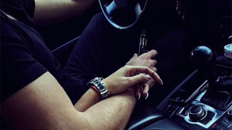 Руки парня и девушки в машине