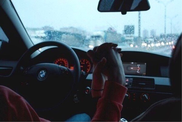 Парень с девушкой в БМВ