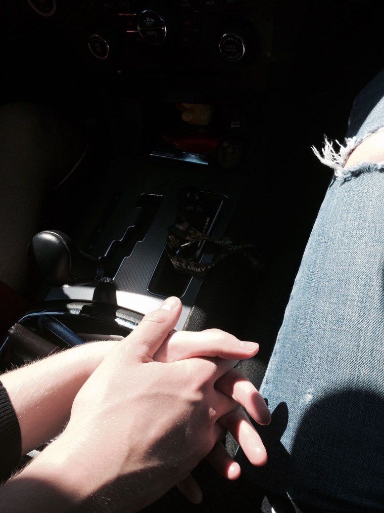 Держаться за руки в машине