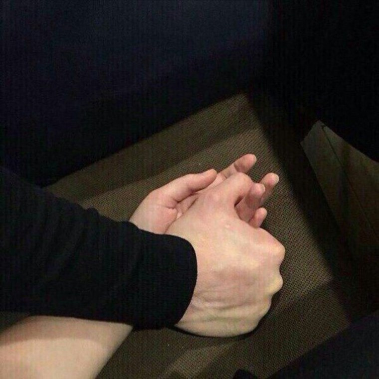 Рука в руке ночью