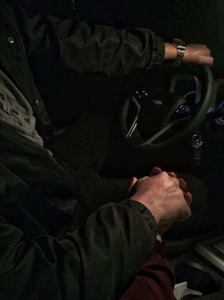 Парень с девушкой в машине ночью