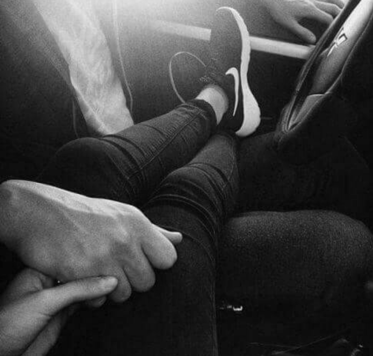 Ноги в машине ночью