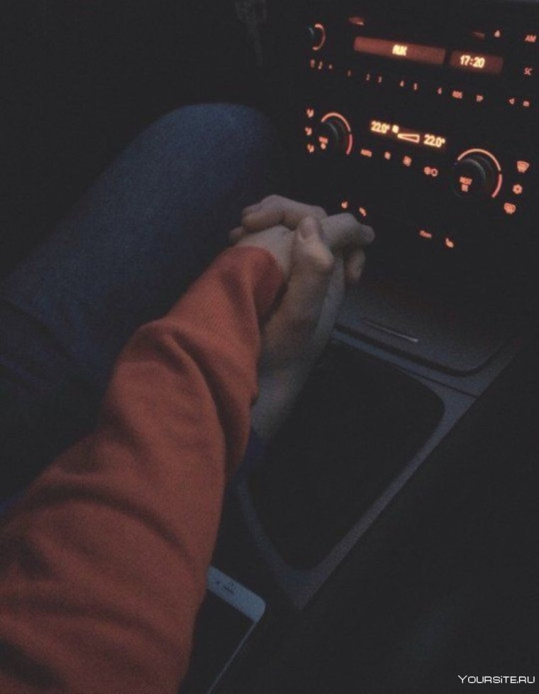 Рука в руке в машине