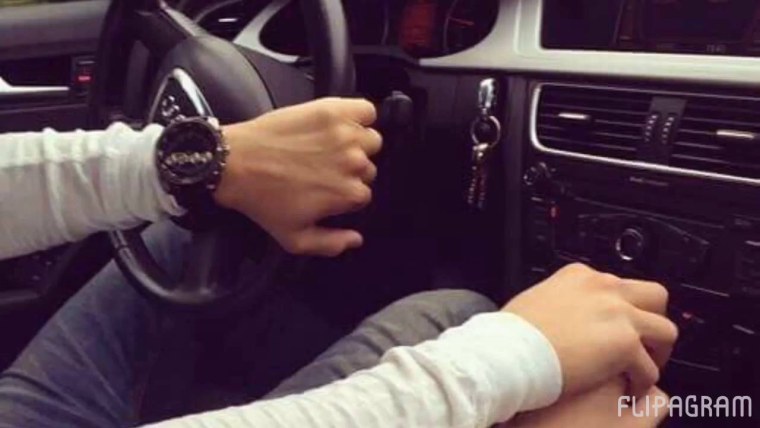 Девушка и мужчина держаться за руку не видно в кафе в Камри