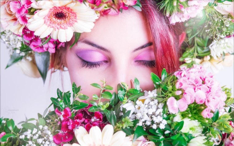 Девушка с цветами