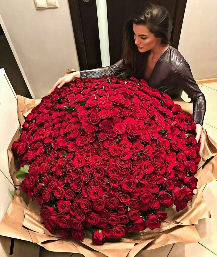 Девушка с большим букетом роз