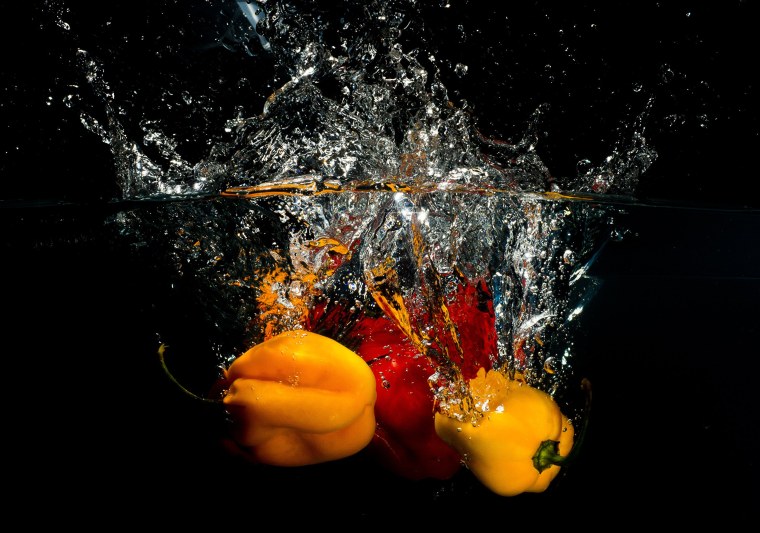 Фрукты на черном фоне