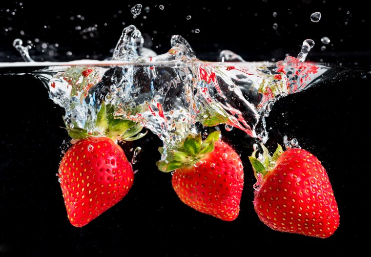 Клубника на черном фоне