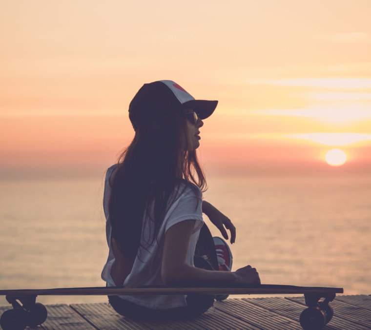 Парень держит девушку за РВЕУ