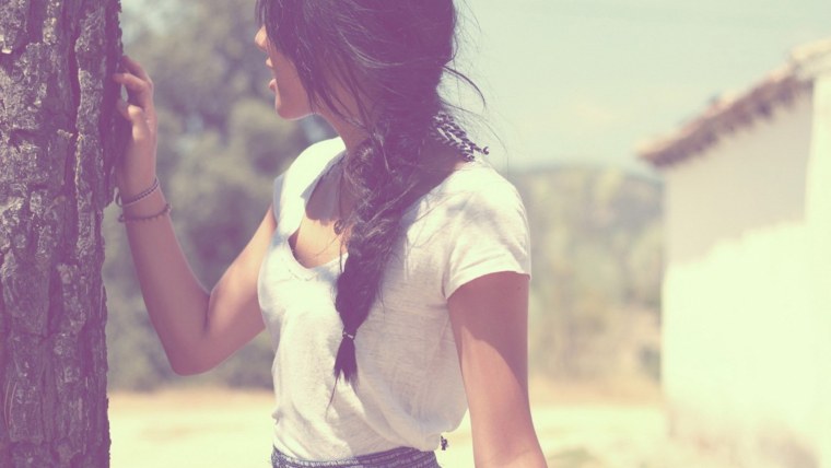 Брюнетка с розами