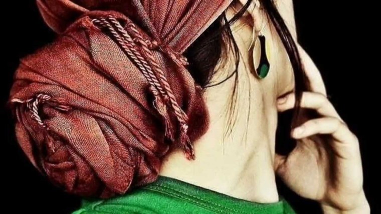 Девушка в платке без лица