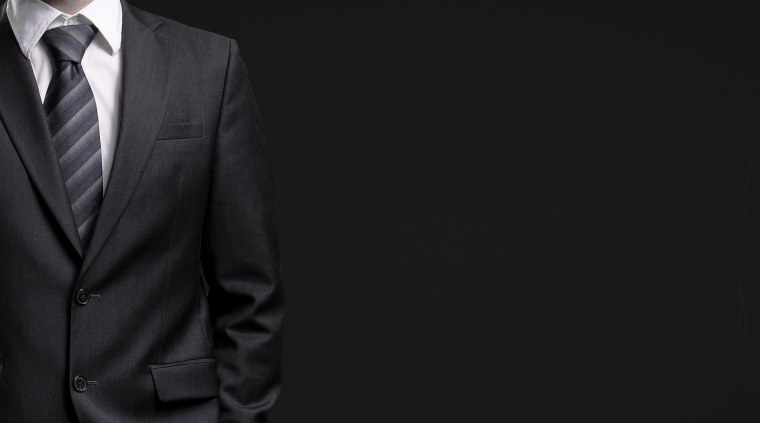 Мужской костюм на черном фоне