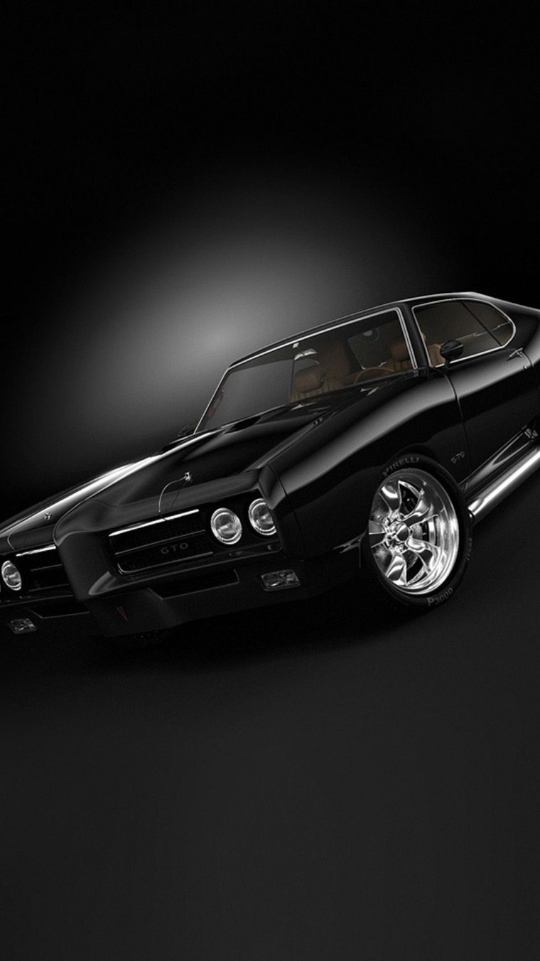 Автомобиль на темном фоне