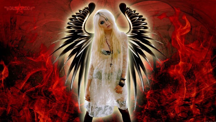 Ангел с черным и белым крылом