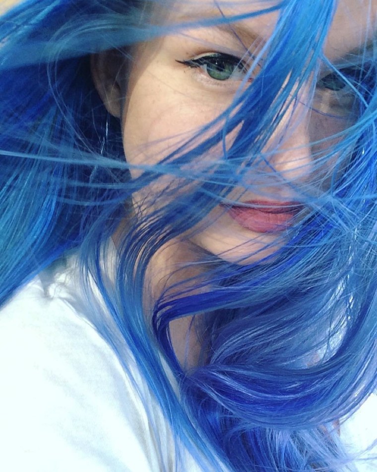 Девушка с синими волосами