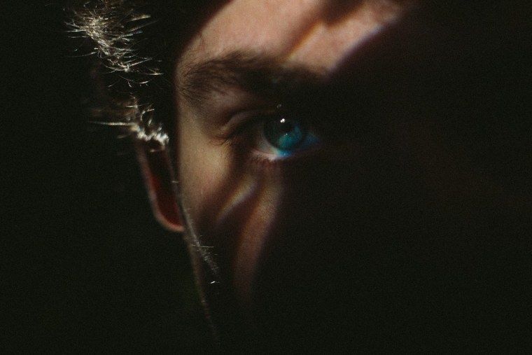 Голубые глаза в темноте