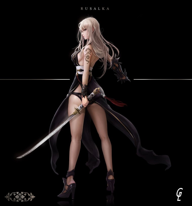 Девушка с мечом в полный рост