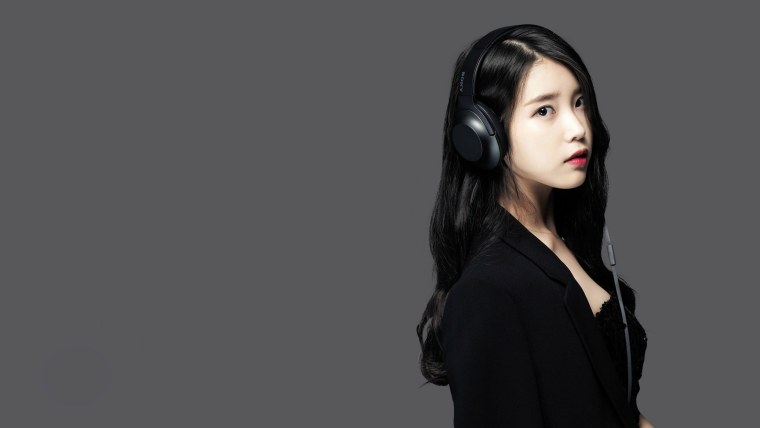 Айдолы с наушниками