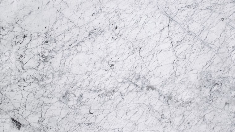 Белый мрамор с прожилками