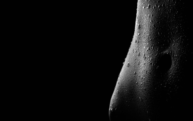 Тело девушки на темном фоне