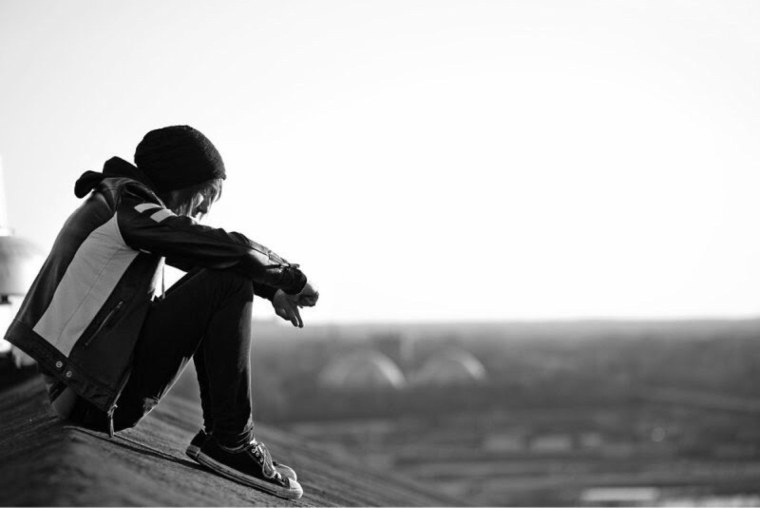 Грустный парень на крыше