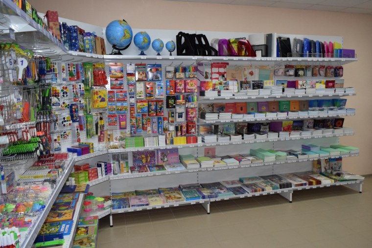 Выкладка канцтоваров в магазине