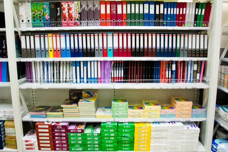 Выкладка канцелярских товаров