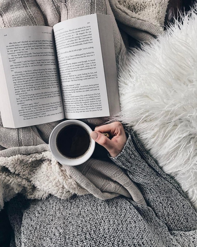 Девушка с книжкой и кофе