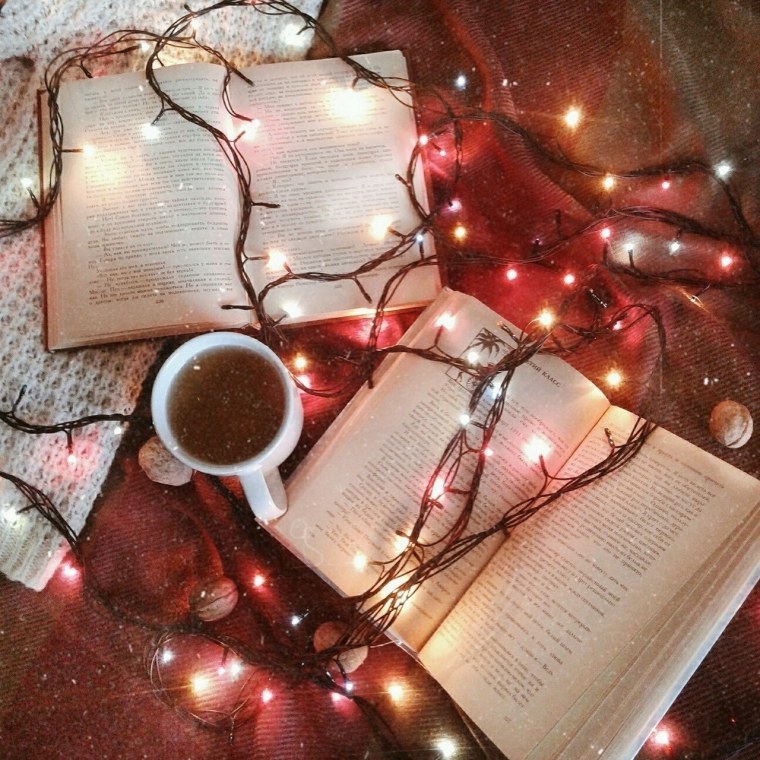 Книга с гирляндой