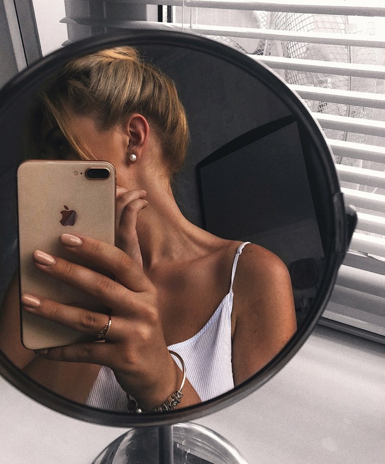 Девушка с айфоном 13