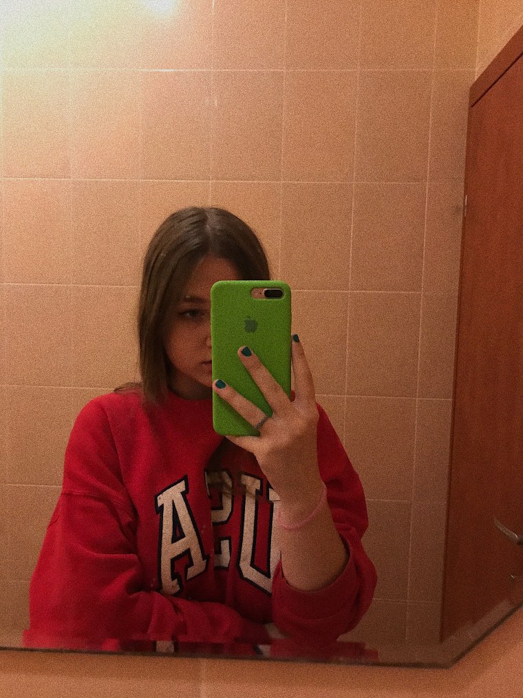 Селфи с айфоном в зеркале