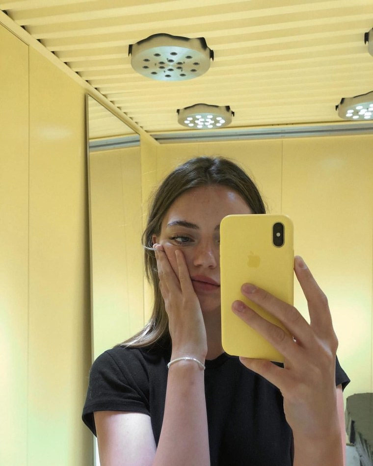 Селфи с айфоном в зеркале