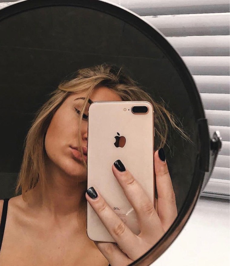 Девушка фоткается в зеркале