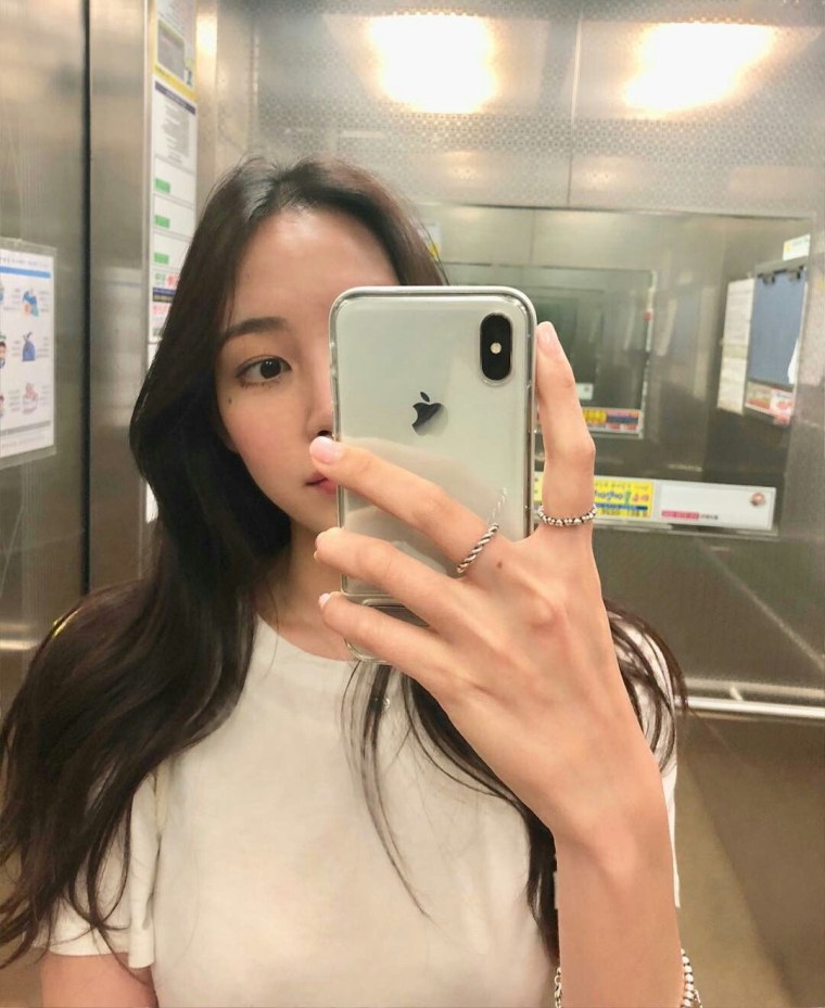 Девушка с айфоном