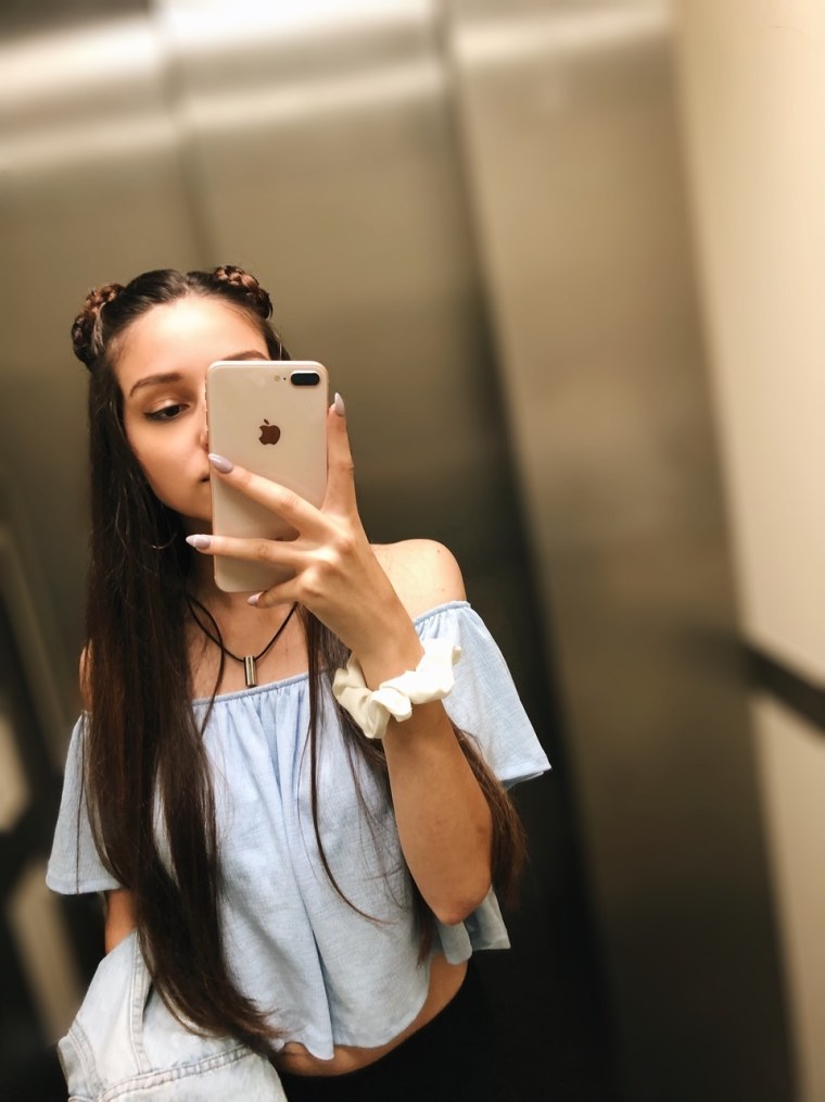 Девушка с айфоном