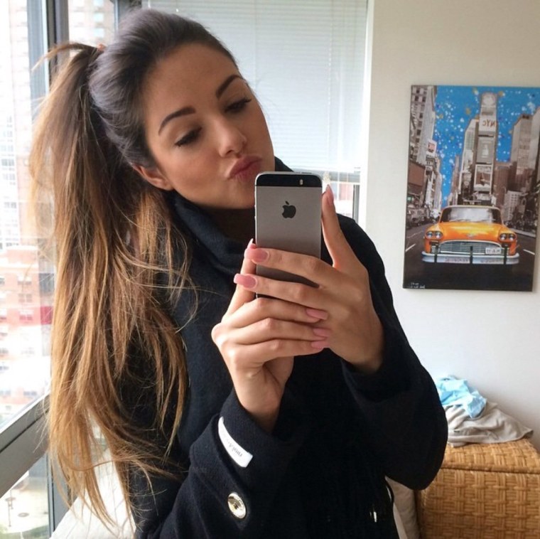 Девушка с айфоном