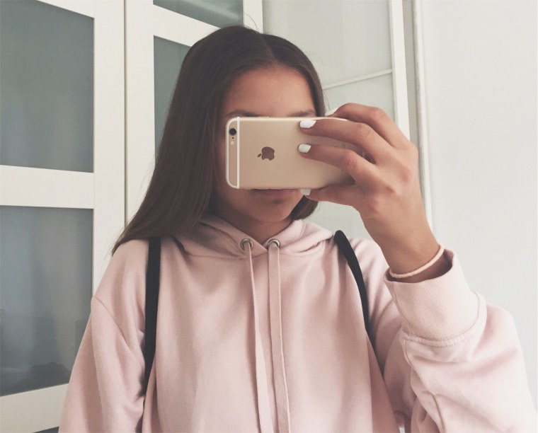 Девушка в зеркале с телефоном