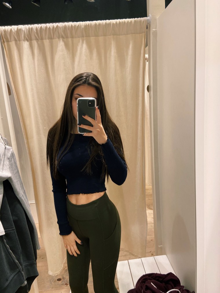 Девушка в зеркале с телефоном