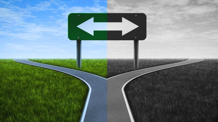 Блондинка на дороге