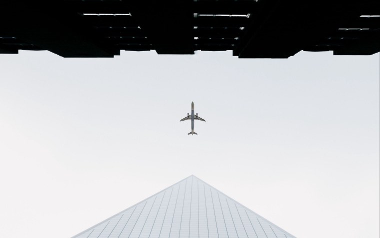 Самолет на черном фоне