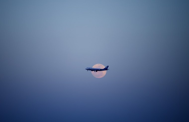 Самолет Минимализм на белом фоне