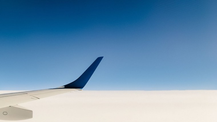 Самолет в небе вектор